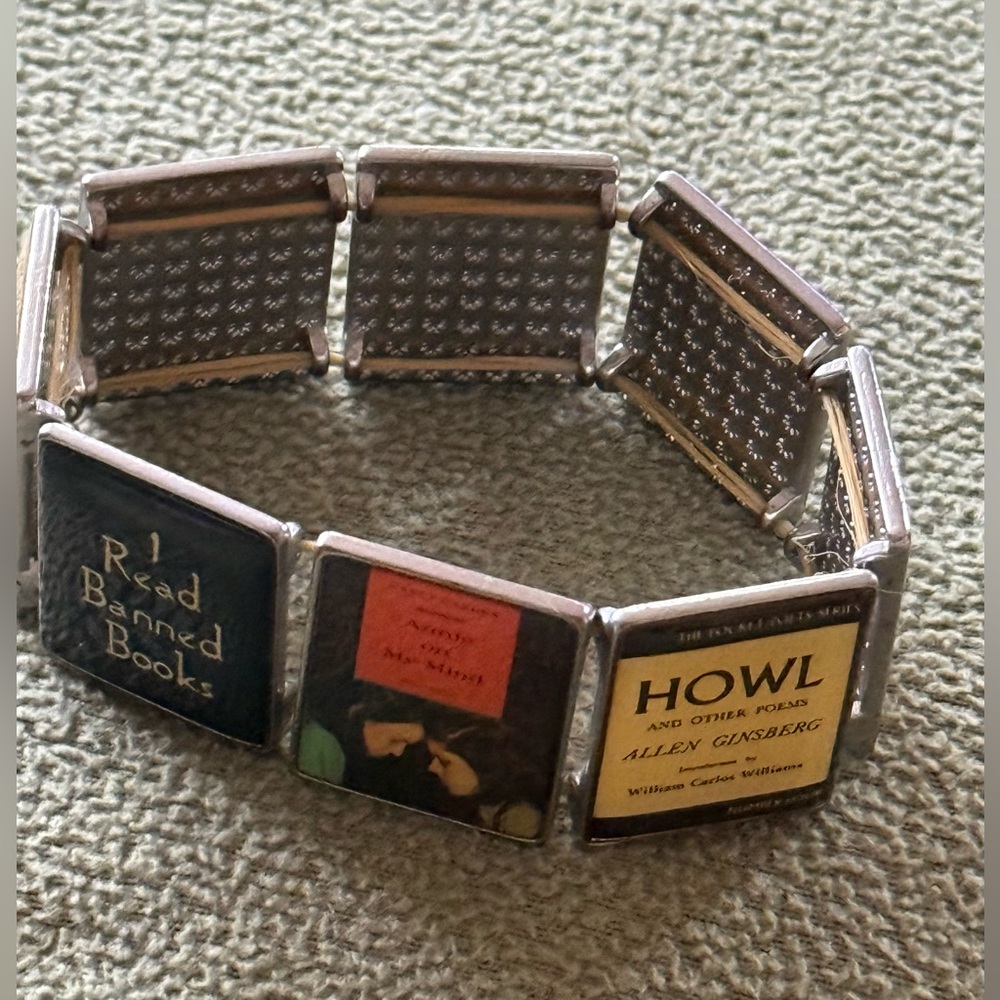 VTG Carolyn Forsman  "I Read Banned Books" Literacy Themed Stretch Bracelet
